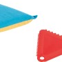 Raschiaghiaccio con raschietto rosso e tampone di pulizia blu-giallo per finestrini auto.