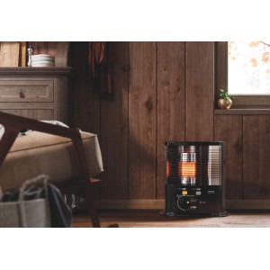 Stufa a paraffina nera in soggiorno con pannelli di legno. Riscaldamento mobile per interni.