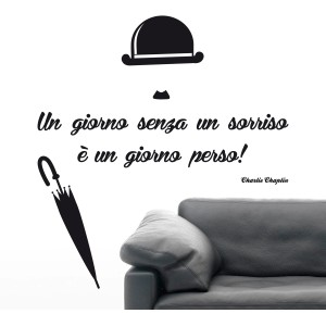 Adesivo murale con citazione di Charlie Chaplin e simboli cappello, barba e ombrello.