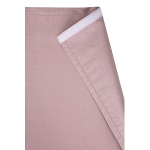 Primo piano di una tenda in tessuto rosa t.b.t. con velcro.