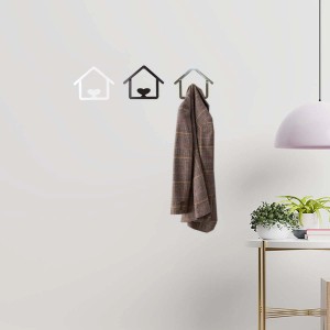 Tre appendiabiti t.b.t. a forma di casetta, uno con giacca, per ingresso o camera da letto.