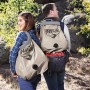 Materasso ad aria Pavillo con pompa a cuscino trasportato come zaino in campeggio.