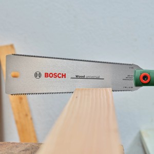 Sega giapponese Bosch Ryoba 250 mm che taglia il legno. Sega a tirare con lama a doppia faccia.
