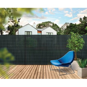 Paravista t.b.t. in bambù verde scuro in giardino con sedia blu e piante.