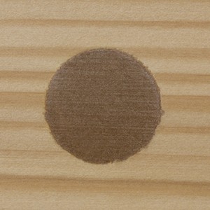 Legno con area riparata con stucco per legno.