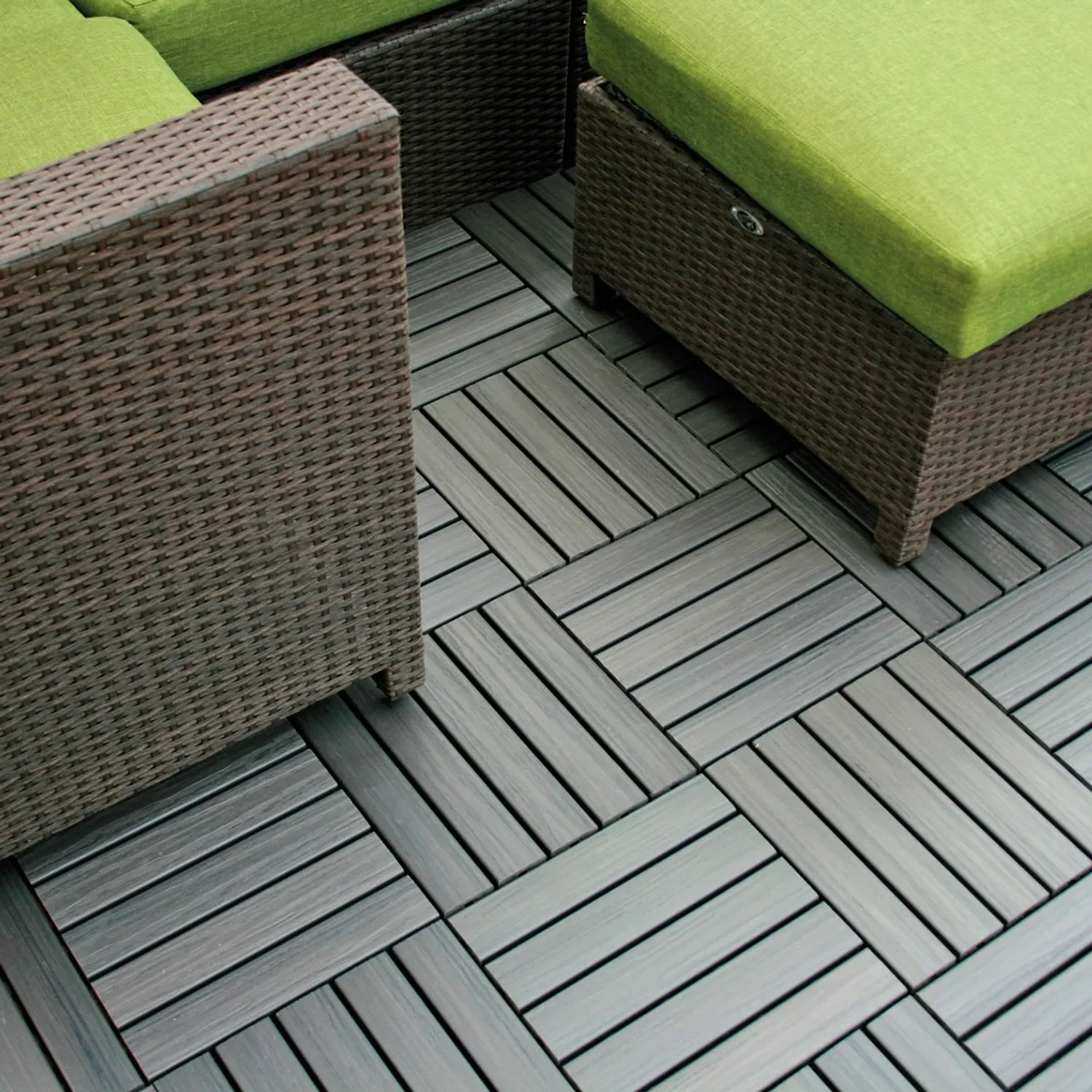 Piastrelle per esterni grigie t.b.t. combinate con mobili da giardino.
