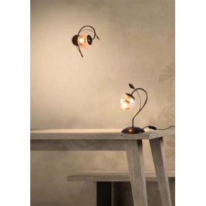 Set di lampada da tavolo e applique decorative con paralume a sfera in vetro.