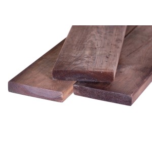 Tre listoni per pavimentazioni esterne in legno marrone.