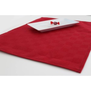 Tovaglia t.b.t. rossa con piatto e caramella. Ideale per occasioni festive.