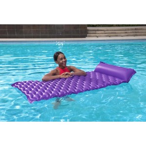 Donna si rilassa su materassino gonfiabile viola Bestway Float'n Roll in piscina.