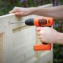 Avvitatore a batteria Black+Decker BDCD8 avvita nel legno.