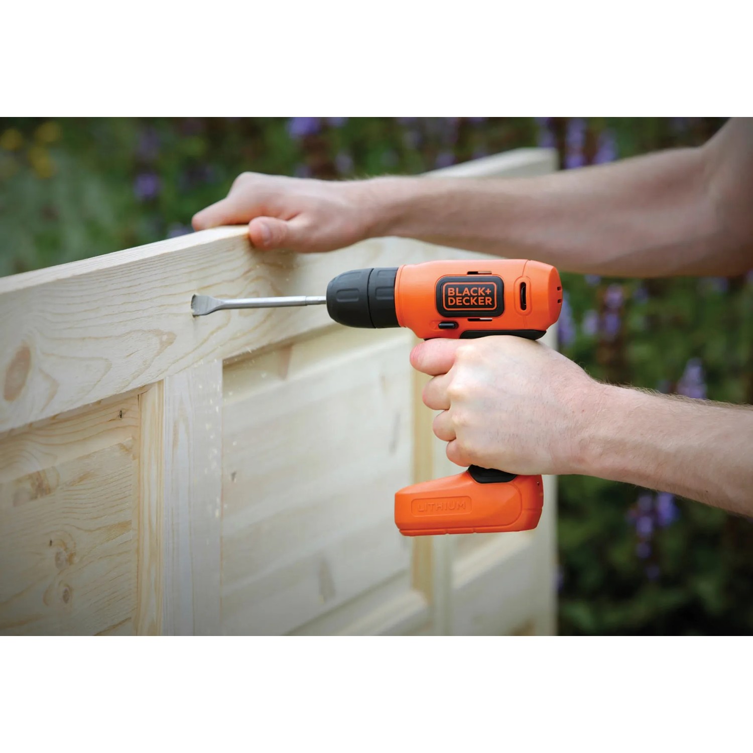 Avvitatore a batteria Black+Decker BDCD8 avvita nel legno.