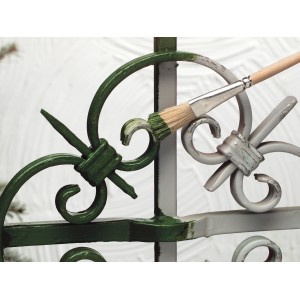 Pennello per ritocchi LUX misura 5 che dipinge una recinzione metallica.