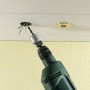 Set di seghe a tazza LUX Special in uso: foratura di un foro in un soffitto per impianti elettrici.