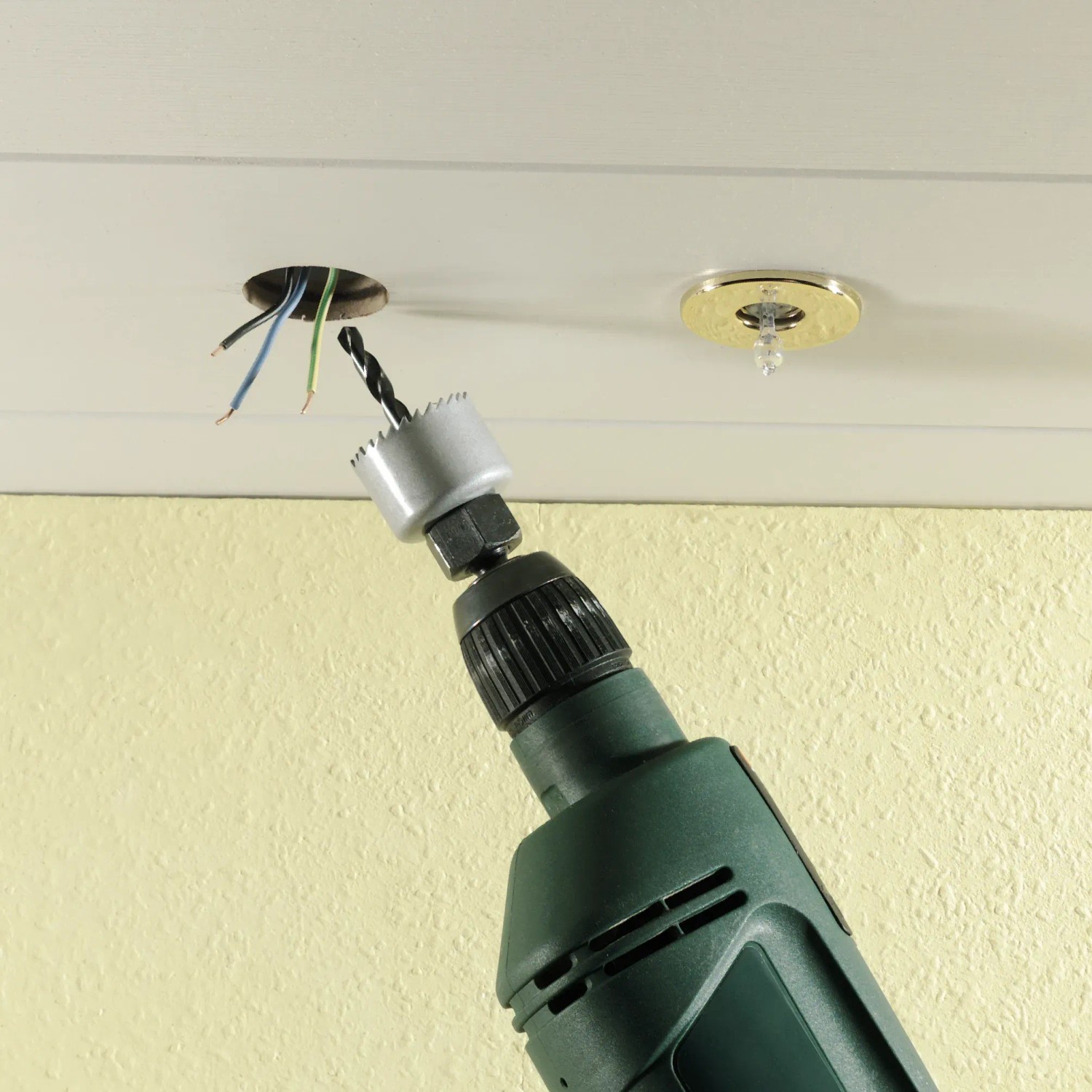 Set di seghe a tazza LUX Special in uso: foratura di un foro in un soffitto per impianti elettrici.