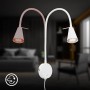 Lampada da letto a LED Briloner Tusa bianca con braccio flessibile orientabile e luce bianca calda.