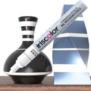 Pennarello per ritocchi Iriscolor RAL 9010 bianco, dettaglio con vasi sullo sfondo.