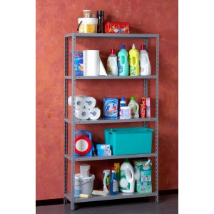 Scaffale grigio t.b.t. a cinque ripiani, carico di articoli per la casa.