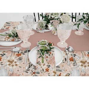 Tavola apparecchiata con tovaglia floreale e tovaglioli coordinati.