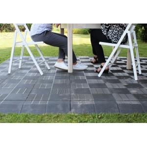 Bordura/fissaggio perimetrale t.b.t. posato in grigio con due persone a un tavolo in giardino.