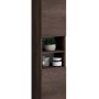 Mobile bagno alto e stretto marrone con ripiani a giorno per accessori.