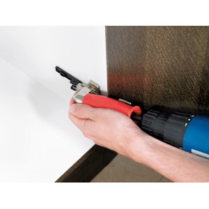 LUX Avvitatore angolare in uso in un punto difficile da raggiungere.