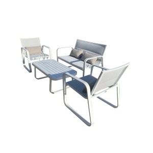 Set di mobili da giardino bianchi con tavolo, divanetto e due sedie per esterni.