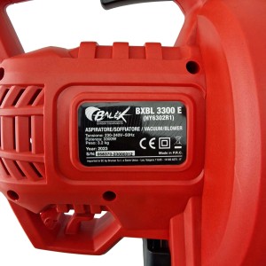 Dettaglio di un aspirafoglie/soffiatore a batteria rosso. Dati tecnici sull'etichetta.
