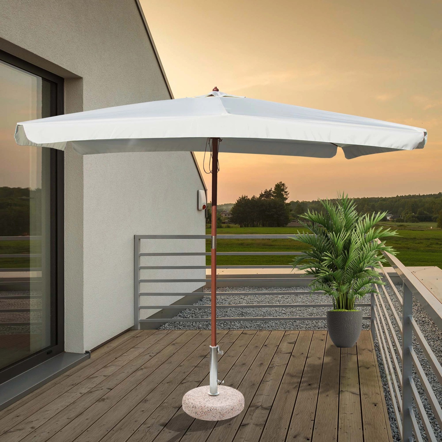 Ombrellone da balcone t.b.t. con telo bianco e palo in legno su terrazza.