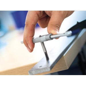 Set maschi e filiere LUX Comfort M4-M10 in uso: mano che filetta il metallo.