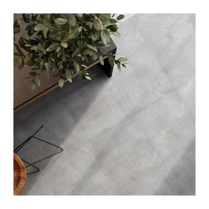 Piastrelle chiare t.b.t. per pavimentazione esterna, combinate con mobili.