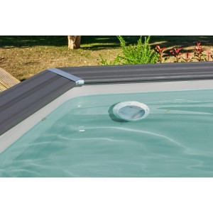 Dettaglio della piscina Gre Composite Avantgarde Ovale con illuminazione a LED.