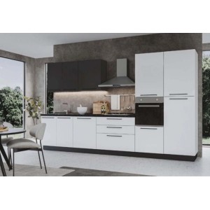 Cucina completa moderna in bianco e antracite con cappa aspirante e forno.