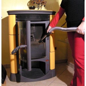 Stufa a pellet gialla pulita con aspiracenere.