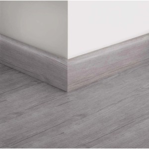 Battiscopa in legno grigio (Battiscopa) su parete e pavimento.