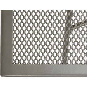 Dettaglio del piano del tavolo da giardino con struttura a rete.