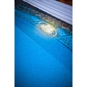 Illuminazione piscina illuminata sul bordo vasca.