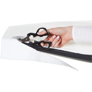 Imbottitura per asse da stiro Leifheit: taglio del mollettone con le forbici.