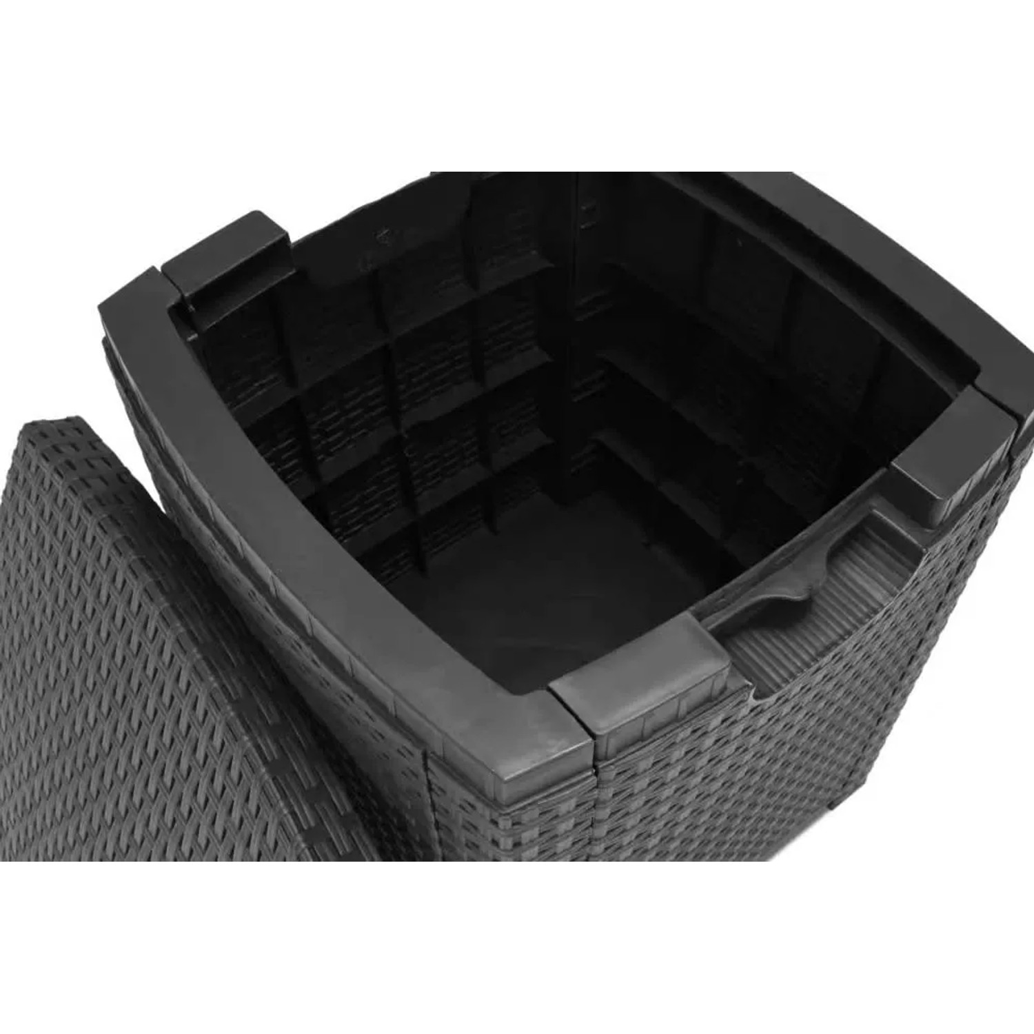 Box contenitore per mobili da giardino in rattan nero aperta per riporre utensili da giardino.