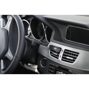 Accessorio interno auto t.b.t. fissato alla griglia di ventilazione dell'auto.