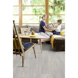 Pavimento in PVC chiaro in un soggiorno con famiglia. Pavimento resistente per una casa accogliente.