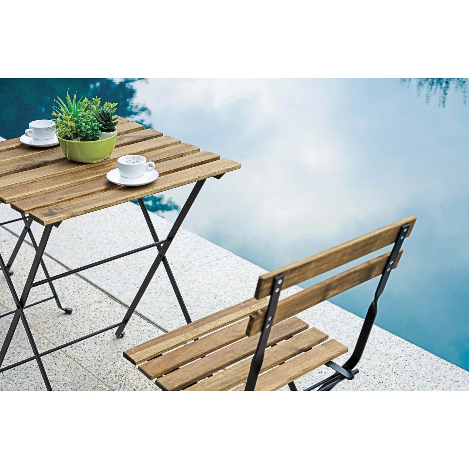 Tavolo e sedia pieghevoli in legno per balcone con struttura in metallo nero.