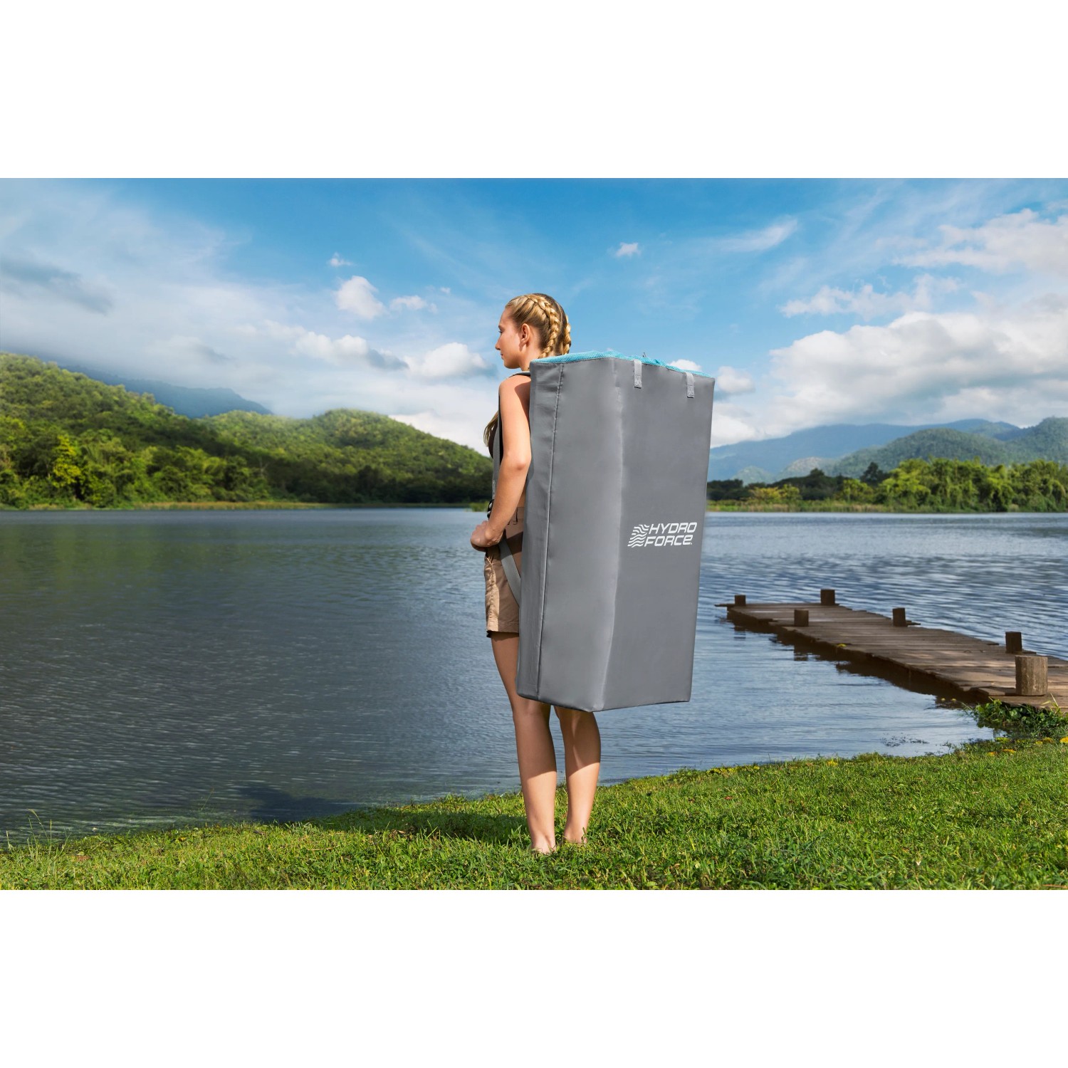 Donna che trasporta il set Bestway SUP Board Aqua Drifter nello zaino al lago.