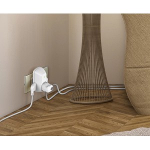 Adattatore multiplo t.b.t. bianco in presa, vista laterale.