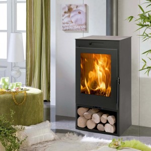 Stufa a legna con ceppi nel focolare e vano porta legna. Accogliente scena del soggiorno.