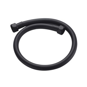 Tubo flessibile nero con connettori per impianti idraulici.