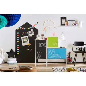 Cameretta con lavagna, armadietti colorati ed elementi decorativi.