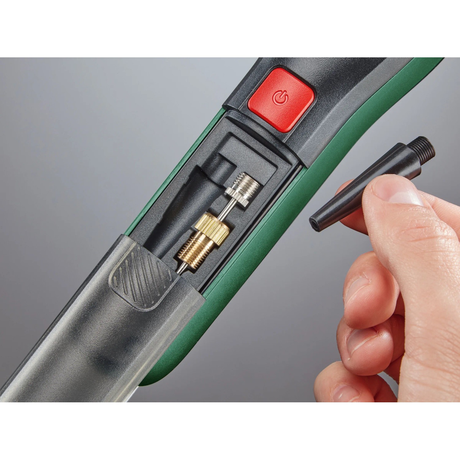 Pompa ad aria a batteria Bosch Easy Pump con adattatore nel vano portaoggetti.