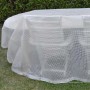 Copertura protettiva trasparente per tavolo e sedie in giardino.