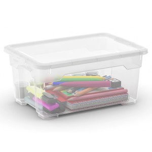 Contenitore trasparente pieno di penne, cucitrici e quaderni.